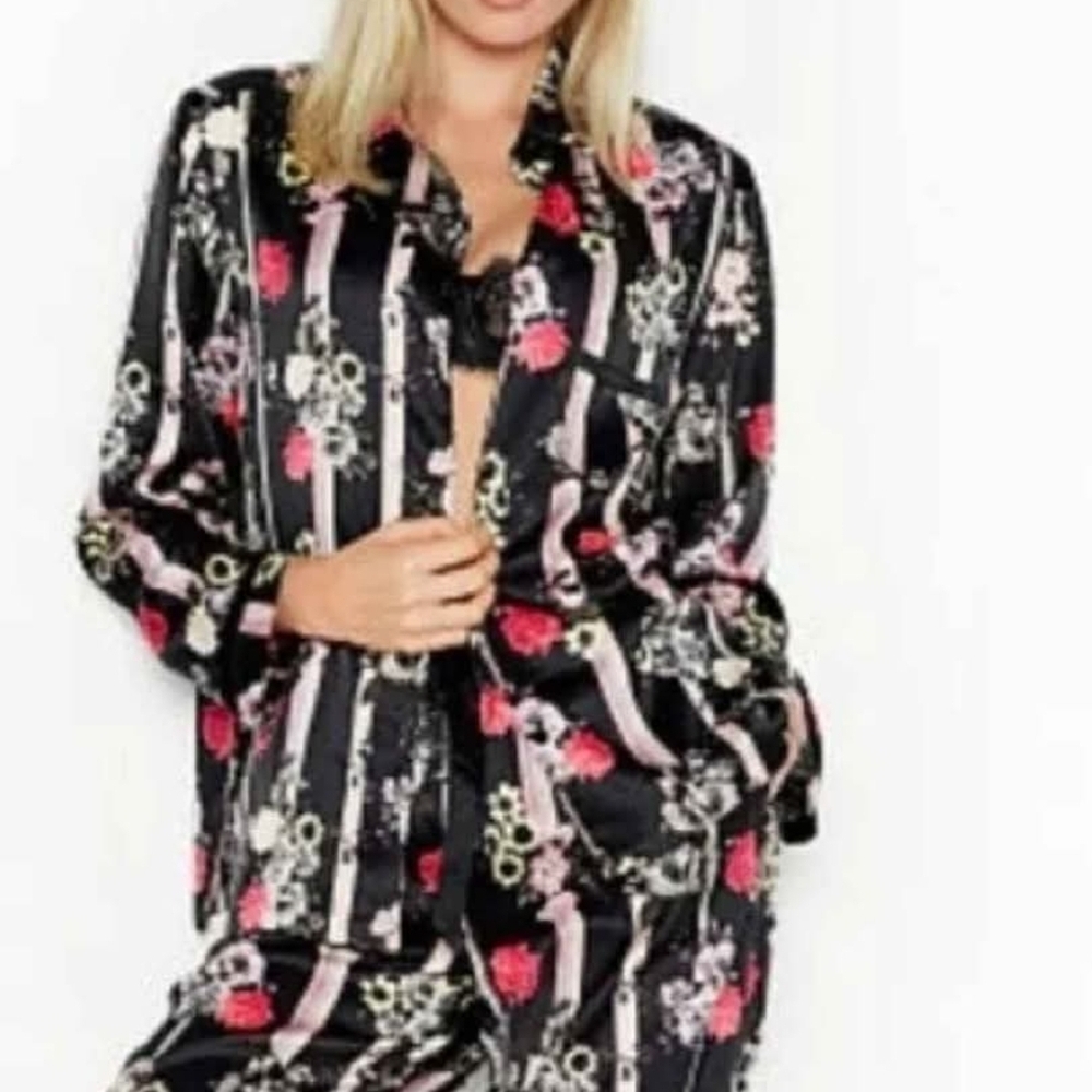 vS Satin Pajama ToP in a Black Floral Stripe size M used only once time like new